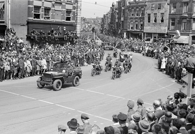 831614 Afbeelding van de Memorial D-Day Parade met militairen van de 3rd Canadian Infantry Division op de Neude te ...